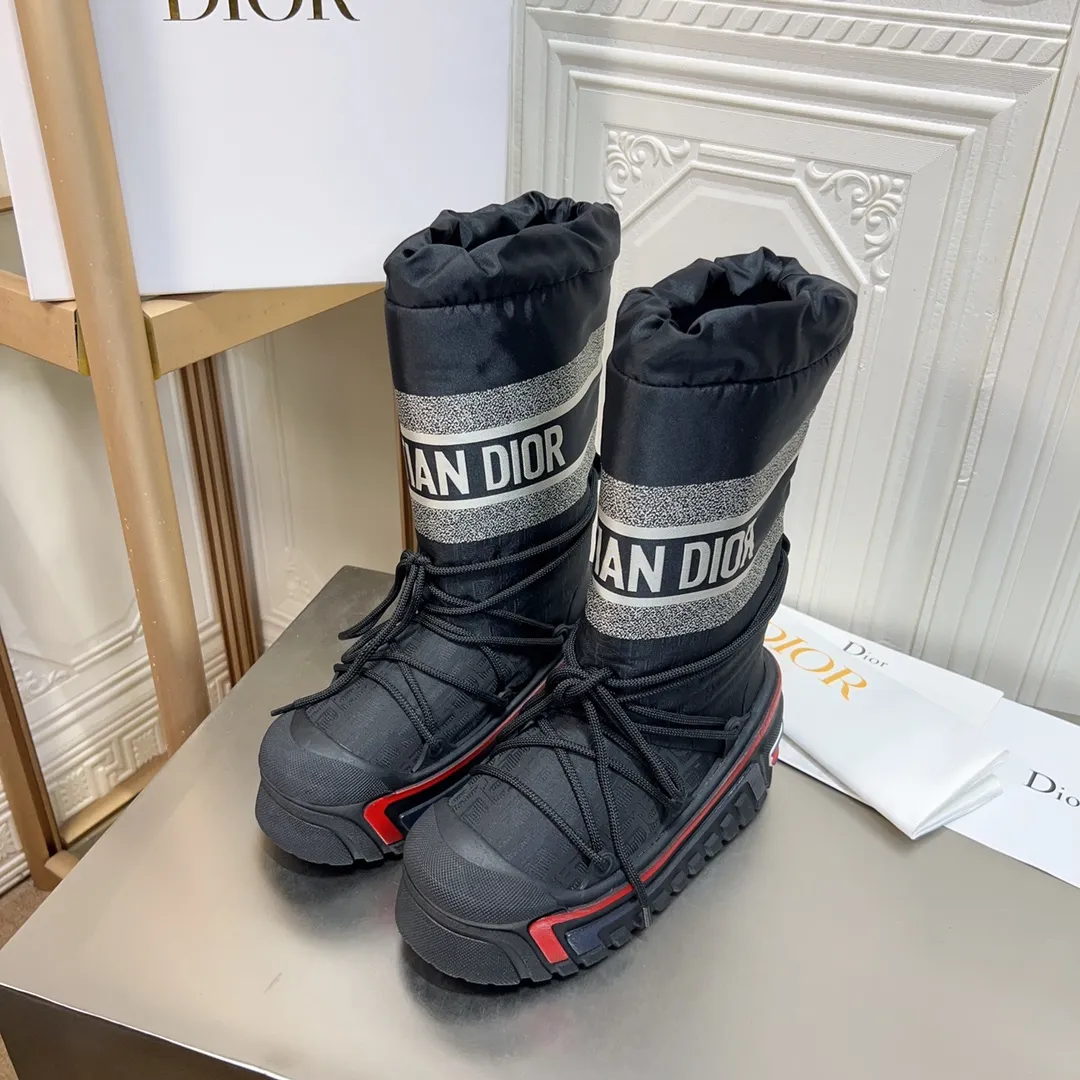 Men's shoes p600! The highest version on the market, Dior Dior's king style snow boots, ski boots, fat and cute, so cute →_→ from the DiorAlps limited series, unique. Shiny nylon Oblique print upper with criss-cross straps for an ideal fit. The technical fabric of the boot shaft, short-cut version, can be worn in the city or in the mountains. It makes the calf slimmer and taller, warm and concave. The boot shaft and sole are made of original waterproof padded lining. The embroidered fabric is original star ⭐ rubber non-slip thick sole and multi-module combination outsole. The size is 35-40. 41Customized